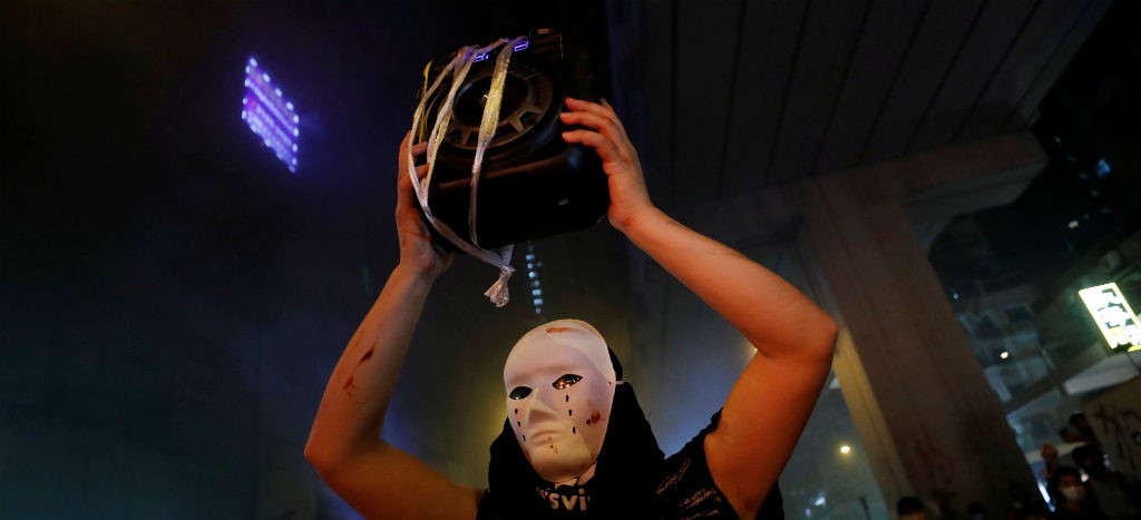 Manifestantes y policías se enfrentan nuevamente en Hong Kong