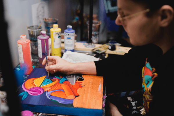 Mensualmente recluta expertos y celebridades para impartir clases en línea de 30 días.