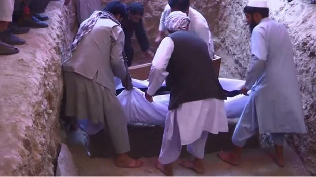 Boda sangrienta: entierran a decenas de muertos