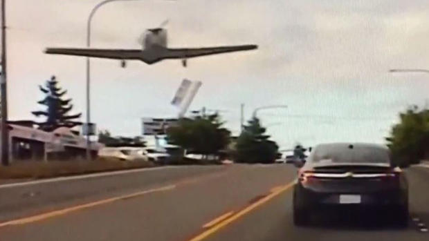 Captado en video: avioneta aterriza en una transitada avenida