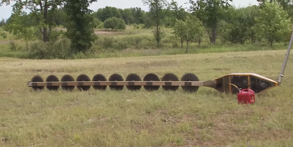 No podemos dejar de mirar esta motosierra de helicóptero cortar las ramas de los árboles