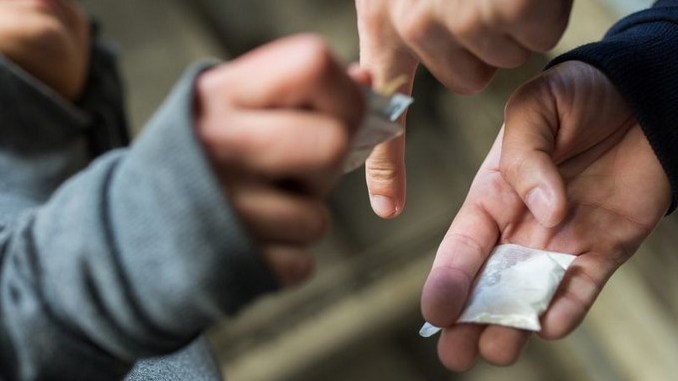 Padres utilizaban a sus menores hijos para entregar droga, detienen también a los abuelos