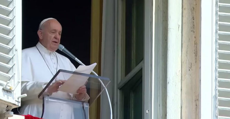 Papa Francisco queda atrapado en elevador; bomberos lo rescatan