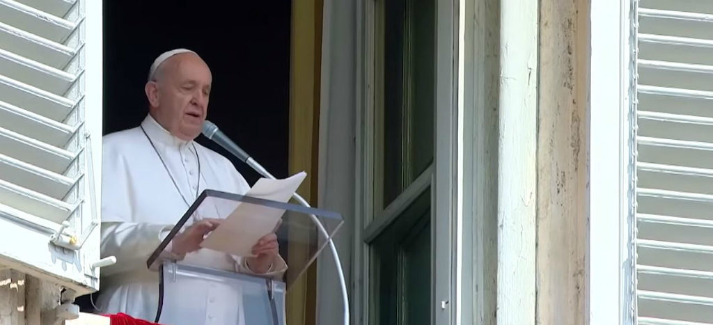 Papa Francisco queda atrapado en elevador; bomberos lo rescatan