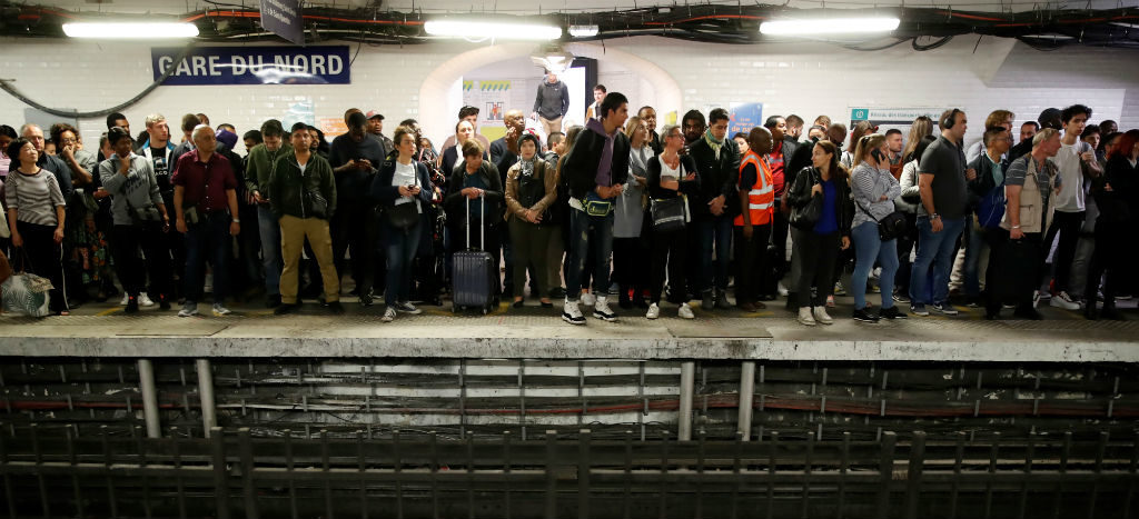 París se paraliza por huelga de transportistas contra la reforma de las pensiones | Video