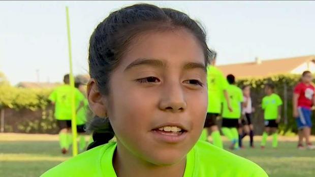 [TLMD - LA] Una niña que juega el fútbol con mucho amor