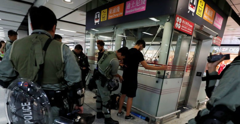 Policía de Hong Kong golpea a manifestantes durante toma de centros comerciales y el metro | Video