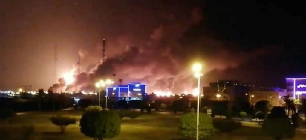 Precios del crudo siguen elevados tras ataque a refinería saudí