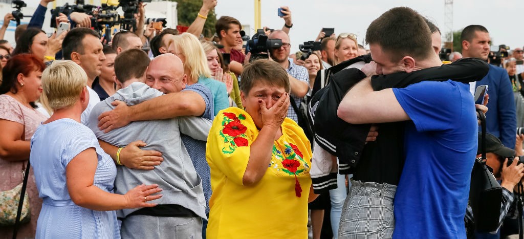Rusia y Ucrania mantienen histórico intercambio de prisioneros | Video