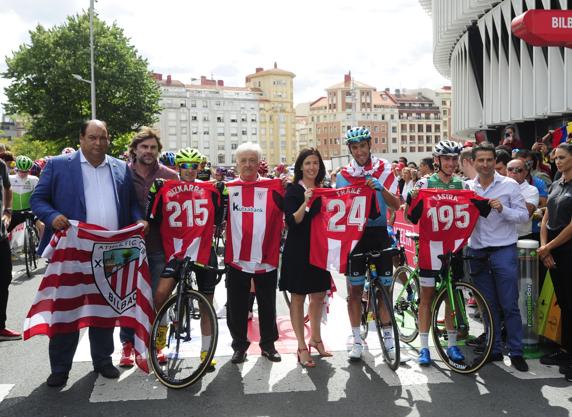 Bizkarra, Fraile, Lastra y los directivos del Athletic, en la previa de la salida en San Mamés. FOTO: JUAN ECHEVERRÍA
