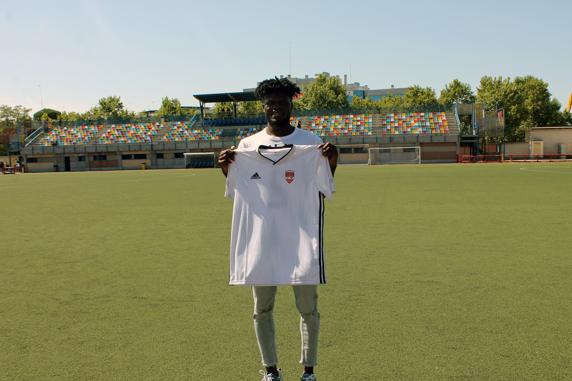 Thomas Partey, posa con la camiseta de su club el Alcobendas Sport