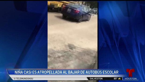 [TLMD - Houston] Captado en cámara: Conductor casi atropella niña