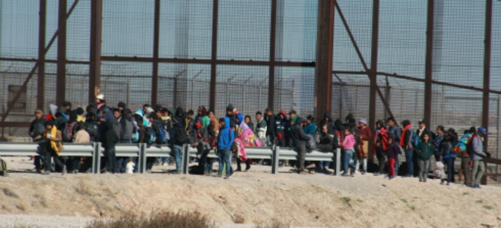 Un juez federal prohíbe a ICE efectuar arrestos con base en datos infundados