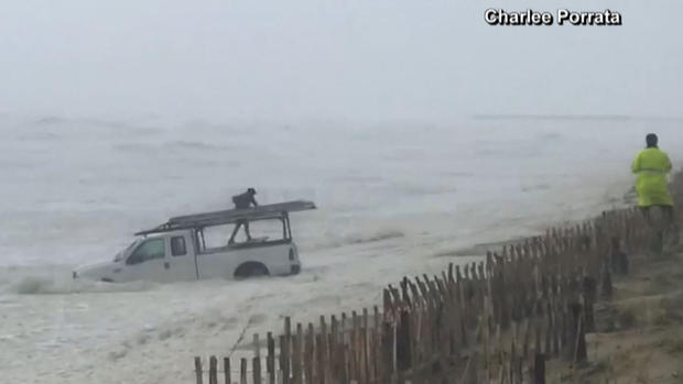[TLMD - NATL] En video: lucha contra el mar picado por Dorian para rescatar su camioneta