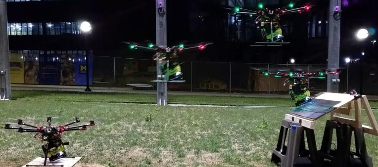 ¡Cúbrete, es un dron con una pistola de clavos!