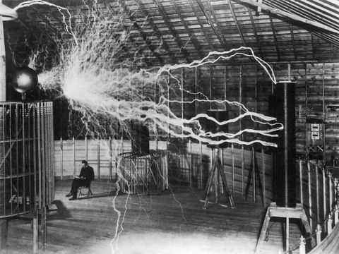 Descarga de electricidad en el laboratorio de Nikola Tesla.