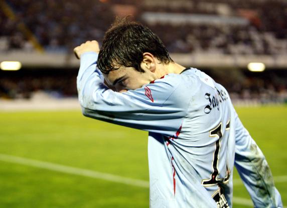 Aspas, en el momento de retirarse expulsado en la primera parte del partido contra la Real en un Balaídos en obras en la campaña 2019/10 en Segunda