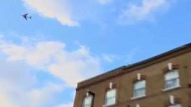 Horror en el aire: cae desde un avión en el patio de una casa