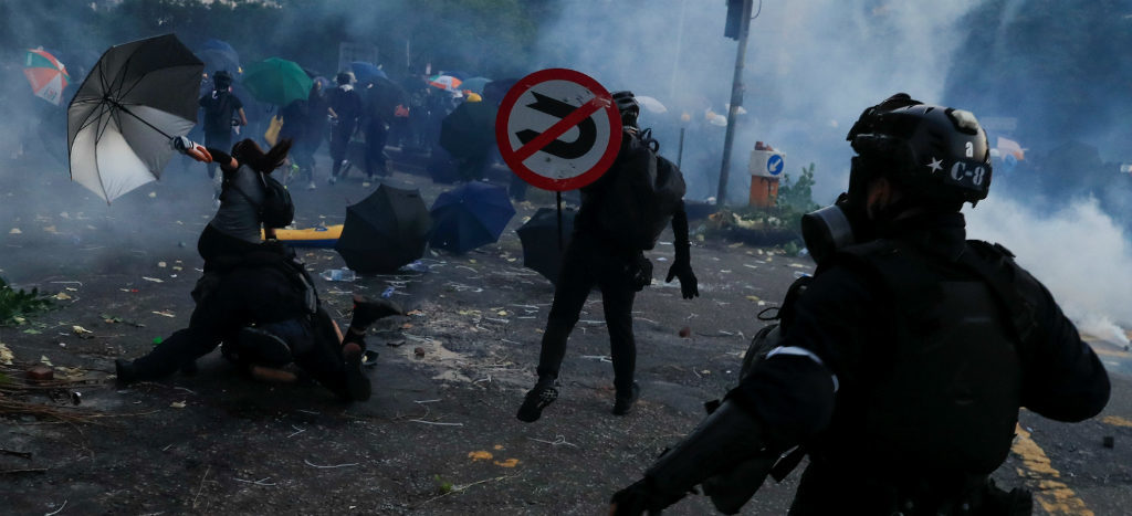 Manifestantes protestan contra brutalidad policiaca en Hong Kong
