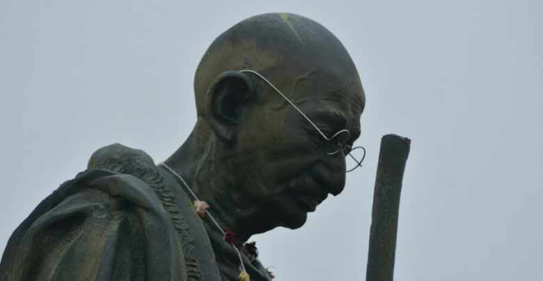 Roban cenizas de Mahatma Gandhi; escriben ‘traidor’ en una de sus imágenes
