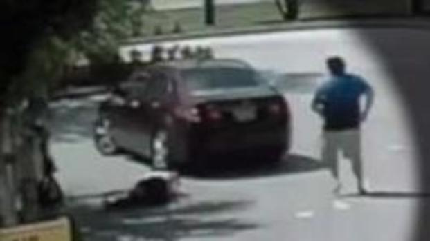 En video: roba un auto con bebé y abuela adentro