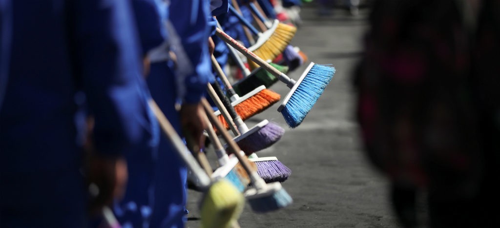 Ecuatorianos salen a limpiar las calles tras acuerdo y protestas