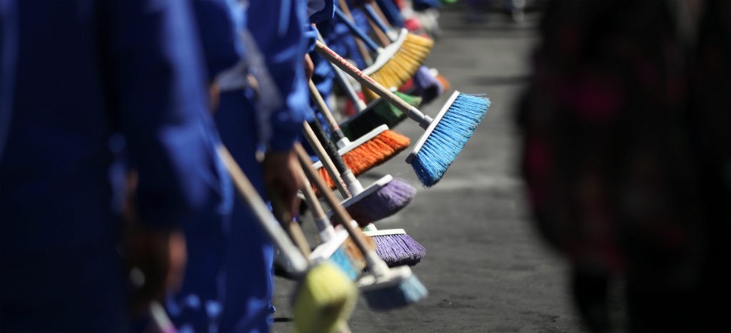 Ecuatorianos salen a limpiar las calles tras acuerdo y protestas