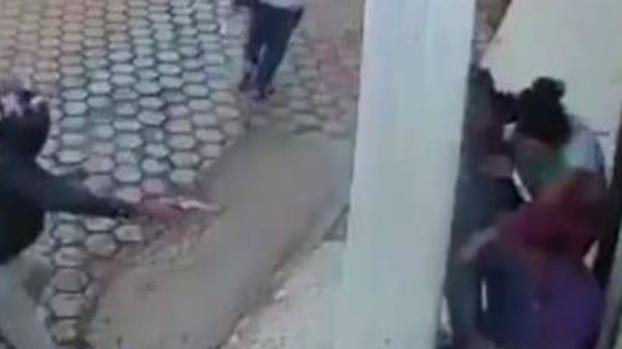 En video: poste lo salva de los balazos de un sicario