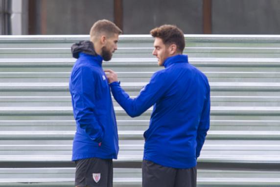 Ibai Gómez, junto a Iñigo Martínez