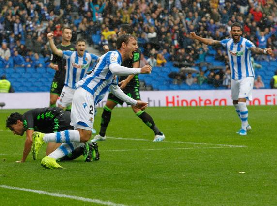 Monreal celebra el primer gol de la Real ante el Betis, de Javi García en propia meta, pero propiciado por un centro suyo con mucha potencia