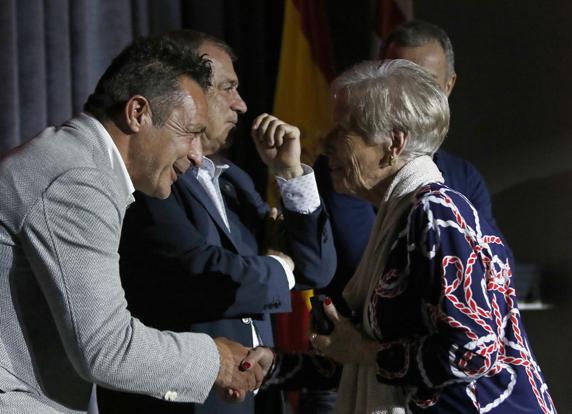 El Atlético impuso la insignia de plata a los socios dados de alta entre 1992 y 1994.