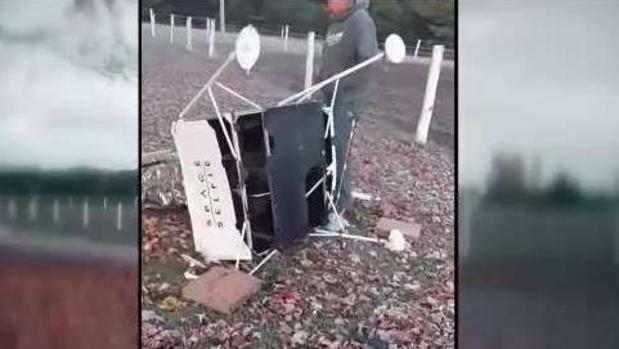 [TLMD - LV] De no creer: satélite cae del cielo en el patio de una casa