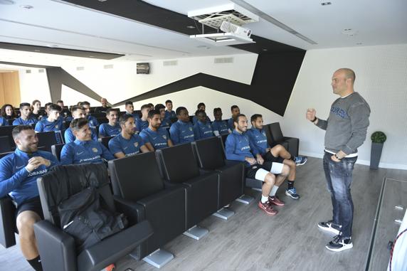 Gabri García, en la charla técnica previa al entrenamiento