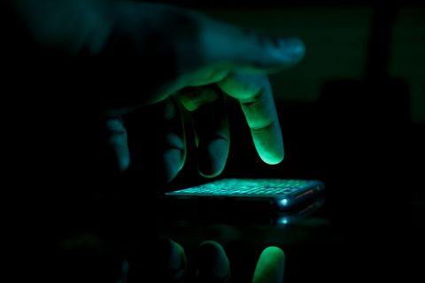 joven hacker mano trabajando en teléfonos inteligentes