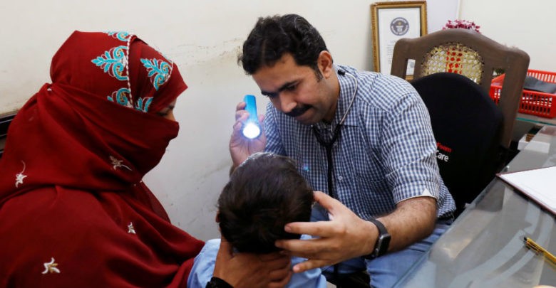 900 niños en Pakistán dieron positivo por VIH; acusan a pediatra por reutilizar jeringas | Video