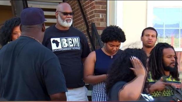 [TLMD - NAT] Polémica en Fort Worth tras muerte de mujer baleada por policía