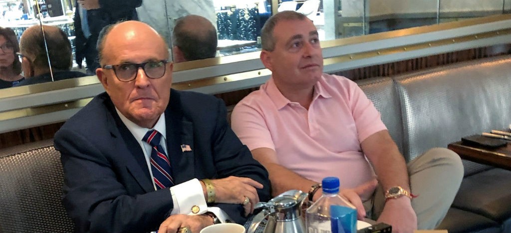 Arrestan a dos socios del abogado personal de Trump, involucrados en el caso Ucrania