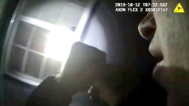 Policía: oficial mata a mujer dentro de su propia casa