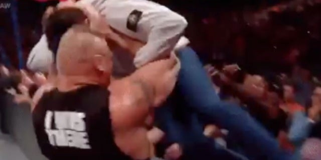 Brock Lesnar destruye a Rey Mysterio y a su hijo Dominick para abrir WWE Raw