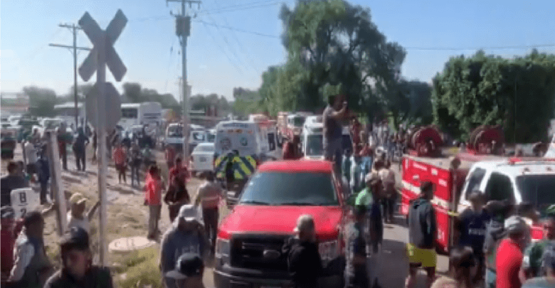 Crónica de la tragedia que enlutó a La Valla, llanto y dolor en las vías del tren, rescatan 8 cuerpos de entre fierros retorcidos