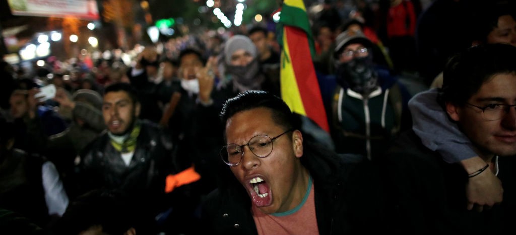 Derriban estatua de Chávez en Bolivia, en medio de protestas en las que acusan “fraude electoral” | Video