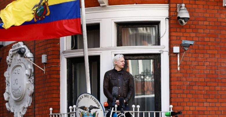 Detienen y liberan a empresario español por espiar a Assange