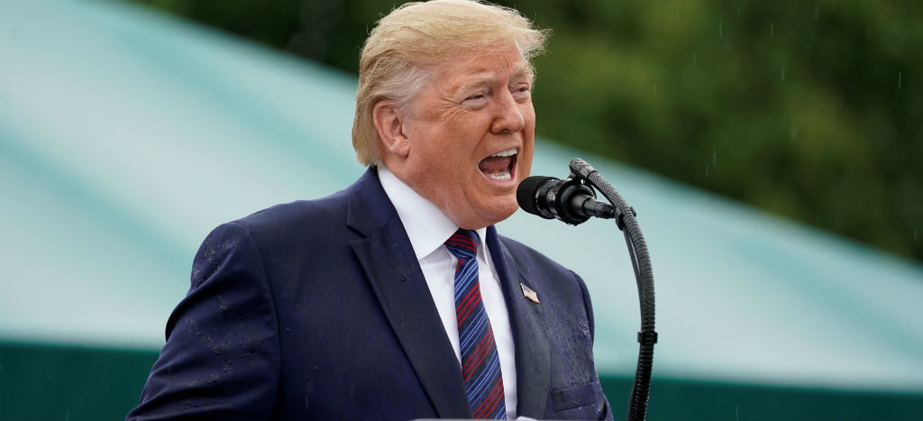 Disparar en las piernas a migrantes, sugirió en marzo Trump a militares