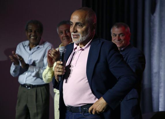 El Atlético impuso la insignia de plata a los socios dados de alta entre 1992 y 1994.