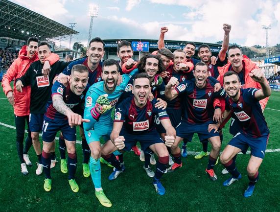 Celebración de la plantilla del Eibar tras la victoria ante el Real Madrid