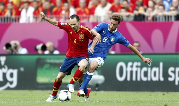 Iniesta y Marchisio disputan por un balón en la Euro 2012 (J.A.S.)