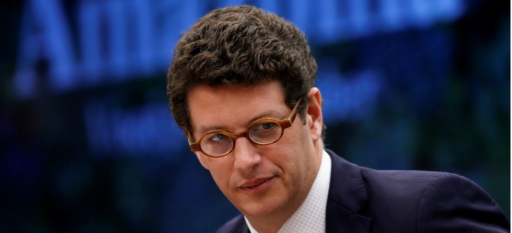 Entregan antipremio “exterminador del futuro” al ministro de Medio Ambiente de Brasil | Video