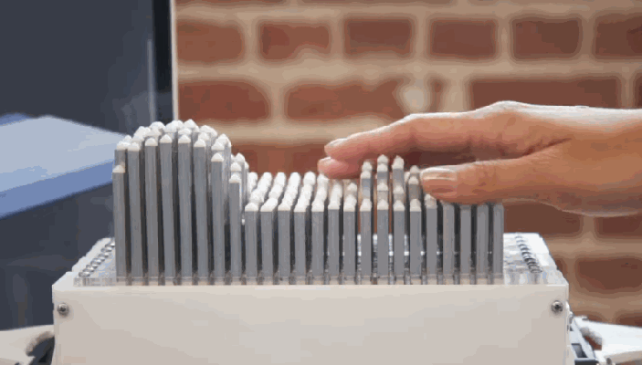 Esta pantalla táctil permite a los usuarios con discapacidad visual sentir formas 3D en pantalla