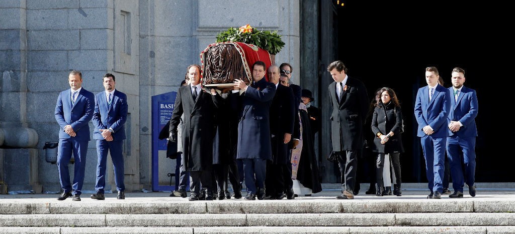 Exhumación de Franco: sus restos pasan del Valle de los Caídos a Mingorrubio | Video