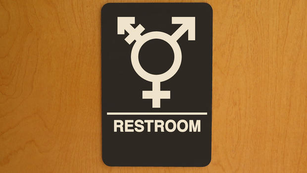 [TLMD - NATL] Polémica sobre baños unisex en escuelas divide a una comunidad